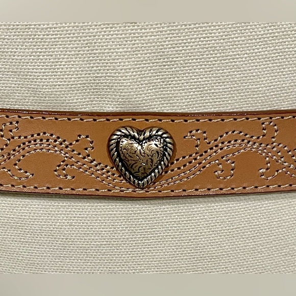 Fossil women’s sizeM tan leather belt with heart, detail, silver hardware groovy - Picture 2 of 7